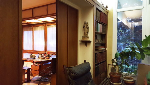 Les larges espaces vitrés de la façade principale orientée au sud baignent l’intérieur d’une généreuse luminosité naturelle.