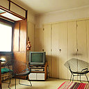 Pour gagner de la place, la chambre est séparée du salon par des portes pliantes.