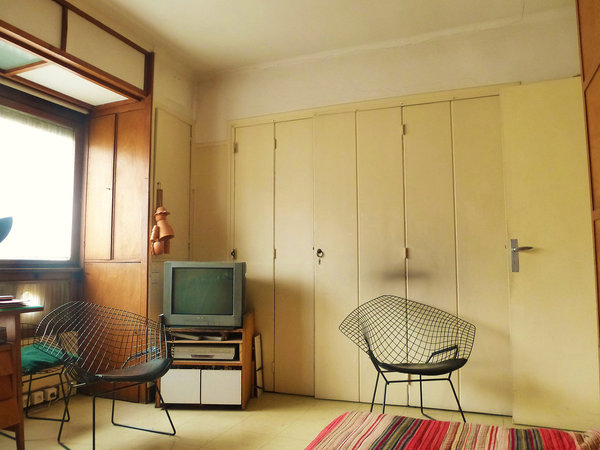 Pour gagner de la place, la chambre est séparée du salon par des portes pliantes.