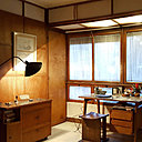 Dans le bureau, fauteuils vintage Diamond de Harry Bertoia éditées par Knoll et conçus en 1952. Luminaires de la Série « Formes noires » créés par Serge Mouille dans les années 1950.
