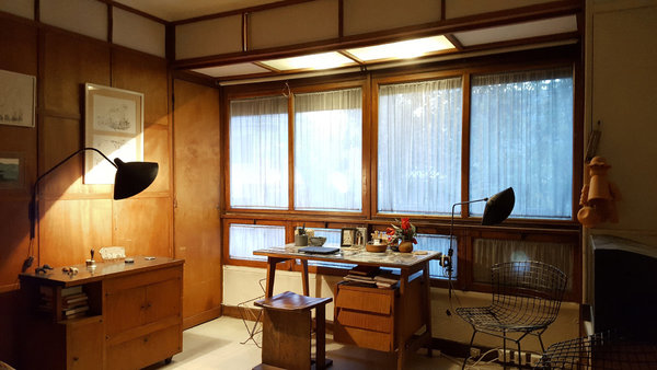 Dans le bureau, fauteuils vintage Diamond de Harry Bertoia éditées par Knoll et conçus en 1952. Luminaires de la Série « Formes noires » créés par Serge Mouille dans les années 1950.