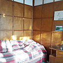 Les boiseries contemporaines s’inspirent des claustras des maisons japonaises.