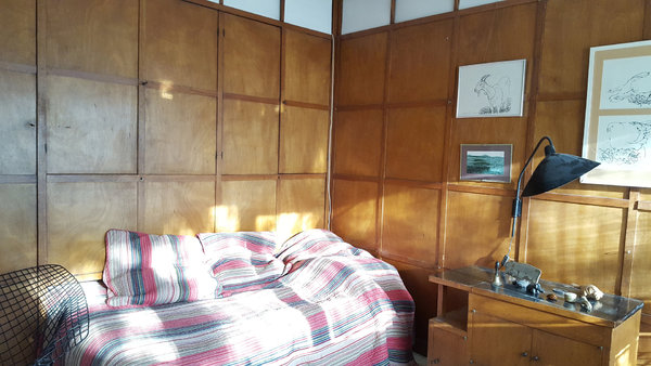 Les boiseries contemporaines s’inspirent des claustras des maisons japonaises.