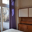 La chambre d’un des deux studios du rez-de-chaussée qui donne sur la cour arrière est dotée d’un rangement intégré avec portes coulissantes.