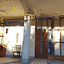 La maison divisée en trois appartements offre des entrées indépendantes.