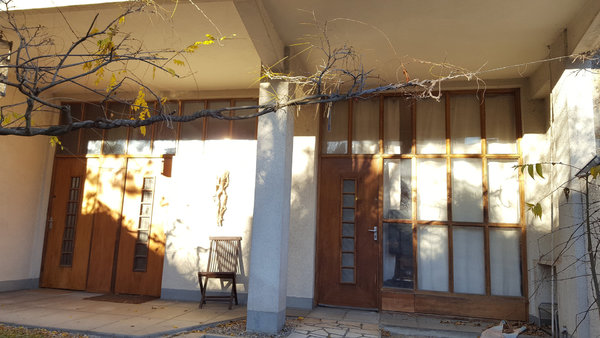 La maison divisée en trois appartements offre des entrées indépendantes.