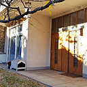 Au rez-de-chaussée, les deux studios profitent de grandes baies vitrées qui donnent sur le jardin.