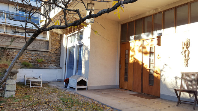 Au rez-de-chaussée, les deux studios profitent de grandes baies vitrées qui donnent sur le jardin.