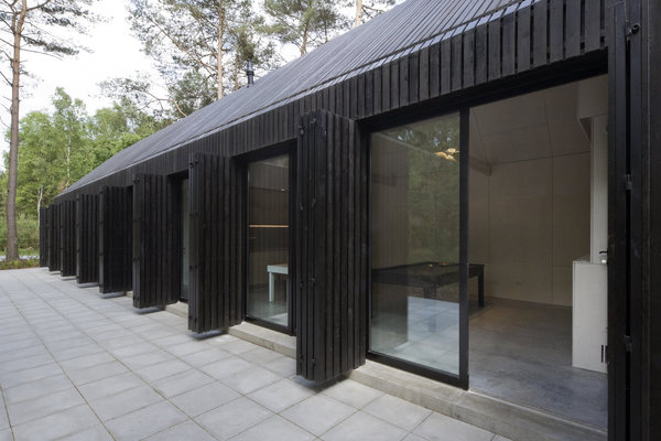 Les volets ouverts protègent les surfaces vitrées des rayons trop ardents du soleil.