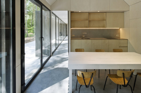 Dans la cuisine, une large baie vitrée agrandit l’espace et la perspective.