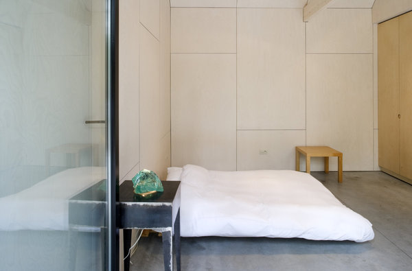 La chambre à coucher, comme tous les espaces de vie, s’ouvre sur la terrasse.