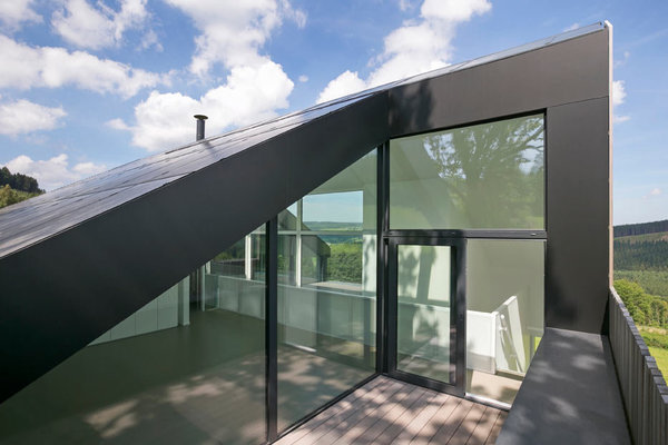 Sous la toiture, au dernier et 3ème niveau, un espace organisé à la façon d’une suite et réservé aux propriétaires. Les panneaux photovoltaïques sont incorporés dans l’épaisseur de la toiture et font office de tuiles ou d’ardoises.