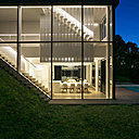 La communication entre les trois niveaux d’habitation s’effectue par un escalier latéral. Un écran assure l’intimité des espaces trop visibles de l’extérieur.