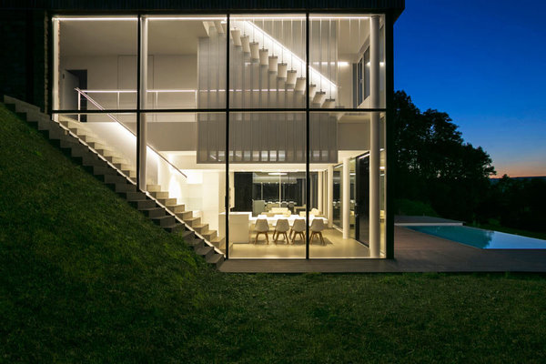 La communication entre les trois niveaux d’habitation s’effectue par un escalier latéral. Un écran assure l’intimité des espaces trop visibles de l’extérieur.