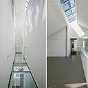 La lumière est capturée par le biais d’une verrière en toiture et diffusée à travers un plancher vitré.