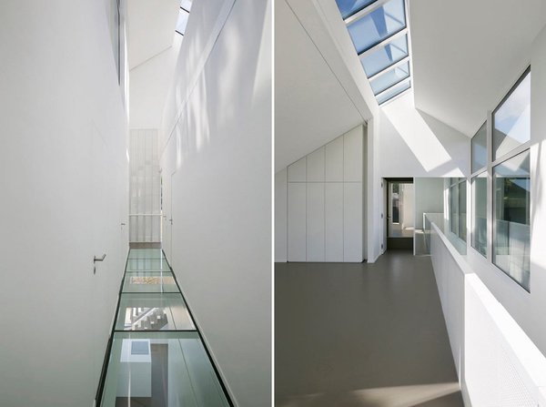 La lumière est capturée par le biais d’une verrière en toiture et diffusée à travers un plancher vitré.