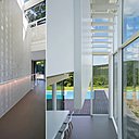 Un panneau en métal ajouré occulte l’escalier et crée une certaine intimité entre la zone de circulation principale et les espaces habités. Cet écran perforé laisse aussi passer la lumière.