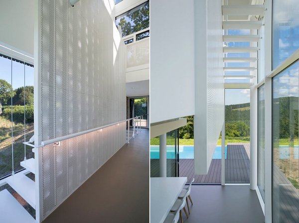 Un panneau en métal ajouré occulte l’escalier et crée une certaine intimité entre la zone de circulation principale et les espaces habités. Cet écran perforé laisse aussi passer la lumière.