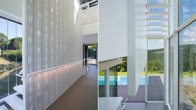 Un panneau en métal ajouré occulte l’escalier et crée une certaine intimité entre la zone de circulation principale et les espaces habités. Cet écran perforé laisse aussi passer la lumière.