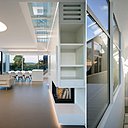 Des failles et césures, réalisées au niveau de chaque plancher, permettent à la lumière captée en toiture de pénétrer sur toute la hauteur de la construction inondant ainsi de clarté, le séjour situé au niveau du jardin.