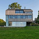 Les façades de la maison font alterner bardage en cèdre naturel et séquences vitrées.