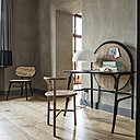 Avec un écran circulaire où l’on peut accrocher des compléments de rangement ou un aide-mémoire, bureau Allegory, en hêtre massif et paille de Vienne (126 x 100 x 66 cm). Designer : GamFratesi, à partir de 2 719,20 €. (www.madeindesign.com).