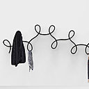 Composé de 3 éléments modulables que l’on peut combiner, porte-manteau mural Waltz en hêtre cintré (54 x 93 x 7 cm). Designer : GamFratesi, à partir de 478,80 € (www.madeindesign.com).