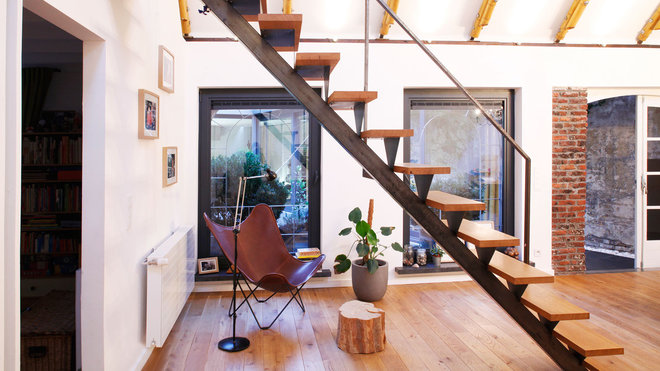 Les chevrons de la toiture traditionnelle à fermes, généralement en bois ou en acier, ont été remplacés par des cannes en bambou. Chaque chevron se compose de deux cannes superposées et reliées entre elles.