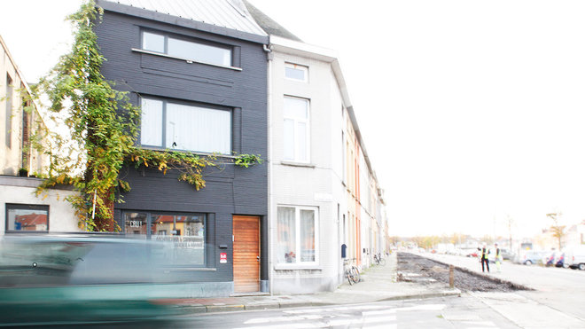 A partir d’une architecture hétérogène, l’architecte Sven Mouton de l’agence Cru Architecten a recomposé une nouvelle construction en tirant partie du lieu situé en intérieur d’îlot.