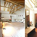 A gauche, la charpente en bambou sert aussi de système d’accrochage pour les luminaires. A droite, un sauna s’ajoute au confort de l’espace réservé aux hôtes. A gauche, la charpente en bambou sert aussi de système d’accrochage pour les luminaires. A droite, un sauna s’ajoute au confort de l’espace réservé aux hôtes.