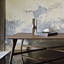 Table Mikado en noyer caractérisée par son piètement croisé comme enlacé. Création Alain Van Havre pour Ethnicraft.