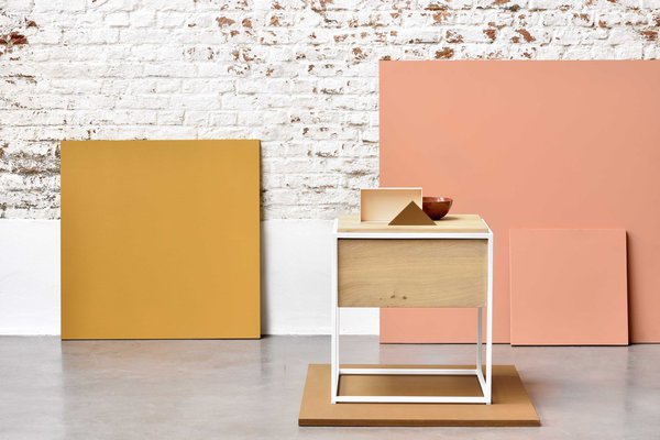 Table de chevet Monolit en chêne clair enchâssé dans un cadre en métal fin et peint en blanc, 3 finitions possibles. Vaste espace de rangement et forme compacte Création Ethnicraft.