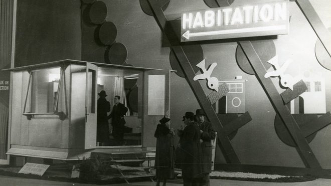 Prototype de la maison de week-end BLPS en acier. L’unique exemplaire mesure 3,3 m x 3,3 m et comprend une pièce à vivre, une cuisine et un cabinet de toilette. En collaboration avec Jean Prouvé.