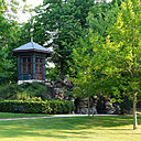 Le Kiosque est posé sur une butte au décor végétal en forme de labyrinthe. Il est émaillé d’éléments de style oriental, fleur de lotus, faux bambous et figure du Griffon.