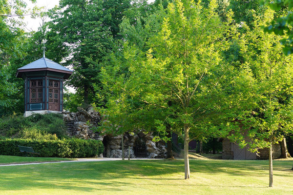 Le Kiosque est posé sur une butte au décor végétal en forme de labyrinthe. Il est émaillé d’éléments de style oriental, fleur de lotus, faux bambous et figure du Griffon.