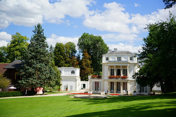 Ancien manoir seigneurial, la maison principale et familiale appelée le Casin a été transformée en villa palladienne par Pierre-Frédéric Borrel, au début du XIXème siècle. Ce dernier a travaillé en collaboration avec les plus grands architectes de son temps. Ses lignes de structures horizontales renvoient à la l’architecture de la Rome impériale, et sa succession de pleins et de vides avec niches et colonnes s’inspirent de la théorie de la Renaissance.