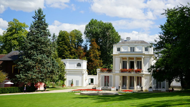 Ancien manoir seigneurial, la maison principale et familiale appelée le Casin a été transformée en villa palladienne par Pierre-Frédéric Borrel, au début du XIXème siècle. Ce dernier a travaillé en collaboration avec les plus grands architectes de son temps. Ses lignes de structures horizontales renvoient à la l’architecture de la Rome impériale, et sa succession de pleins et de vides avec niches et colonnes s’inspirent de la théorie de la Renaissance.