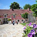 La Ferme Ornée, avec son crépi de teinte rosée qui imite la brique, doit son appellation à Watelet au XVIIIème siècle. Autrefois faisant partie des bâtiments agricoles, elle abrite depuis 2009 un Centre d’Art et d’Expositions.