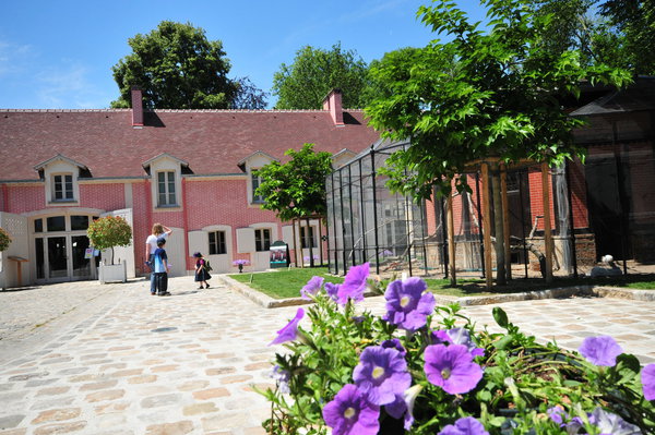La Ferme Ornée, avec son crépi de teinte rosée qui imite la brique, doit son appellation à Watelet au XVIIIème siècle. Autrefois faisant partie des bâtiments agricoles, elle abrite depuis 2009 un Centre d’Art et d’Expositions.