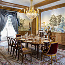 Dans la salle à manger, les Caillebotte avaient conservé les transformations de Pierre-Frédéric Borrel comme les lambris bas d’appui en panneaux de chêne verni, surmontés d’une série de 8 paysages peints par Corot et Barbot. Aujourd’hui, un panorama de papiers-peints les remplace.