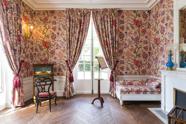 La salle de jeux a été retapissée de « perses » aux motifs floraux multicolores comme Martial Caillebotte l’avait décorée.