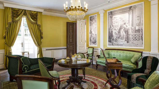 Dans le salon, les murs ont été recouverts de papier-peint privilégiant les scènes mythologiques à la façon du château de La Malmaison.