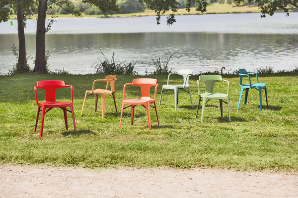 Tout métal et déclinaisons du modèle intérieur avec pieds en bois, chaises T4 outdoor empilables (jusqu’à 8 pièces) en tôle d’acier laqué ultra fine pour obtenir un siège léger et résistant (L 56 x P 49 x H 77 cm). Création Patrick Norguet pour Tolix.