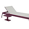 Couleur aubergine et accompagné d’une table d’appoint, transat d’extérieur Azur en inox laqué et Batyline Serge Ferrari (L 225 x P 88,5 x H 28,5 cm. Création Frédéric Gaunet pour Tolix.