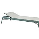 En version vert lichen et blanc galet, transat d’extérieur Azur en inox laqué et Batyline Serge Ferrari (L 225 x P 88,5 x H 28,5 cm. Création Frédéric Gaunet pour Tolix.