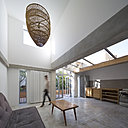 La décoration joue la carte du tandem bois et béton. Le canapé gris s’accorde avec le béton. L’abat-jour tressé rappelle la couleur du bois des éléments bas de la cuisine et celle de la table basse. La décoration joue la carte du tandem bois et béton. Le canapé gris s’accorde avec le béton. L’abat-jour tressé rappelle la couleur du bois des éléments bas de la cuisine et celle de la table basse.