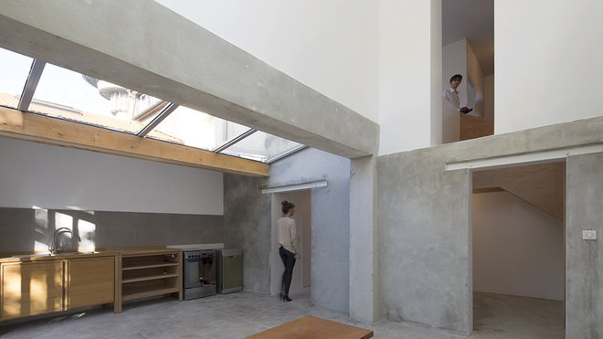 Les percements de la façade jardin d’origine, avant l’extension des années 1970, sont encore lisibles et ont été volontairement conservés pour retrouver la lecture des strates historiques de la maison et de son évolution.