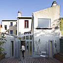 L’extension en béton tranche sur le bâtiment existant. L’extension en béton tranche sur le bâtiment existant.