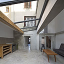 Le sol est en béton quartzé et la crédence de la cuisine en grès imitation béton, facile d’entretien. Le sol est en béton quartzé et la crédence de la cuisine en grès imitation béton, facile d’entretien.