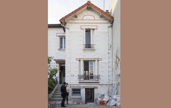 Côté rue, façade de la maison charmante et désuète, qui contraste désormais avec l’aménagement et l’ambiance côté jardin.